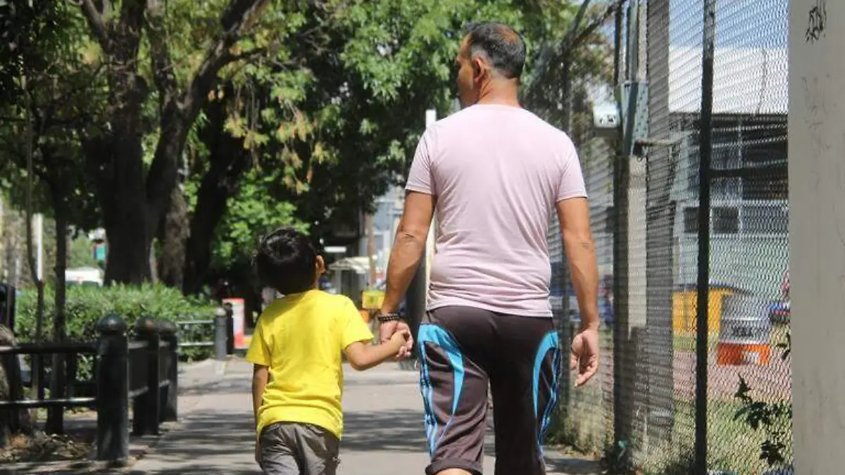 papá con hijo